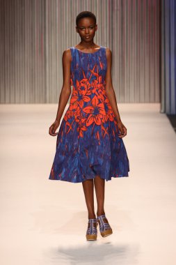 model yürür tracy reese pist