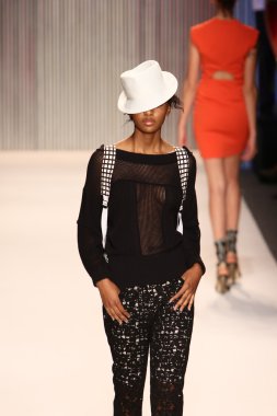 model yürür tracy reese pist