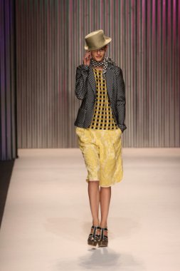 model yürür tracy reese pist