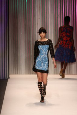 model yürür tracy reese pist