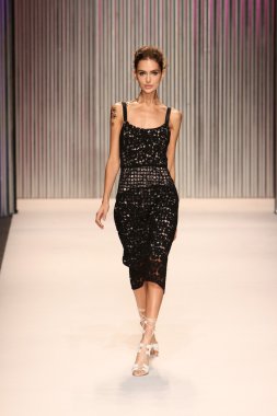 model yürür tracy reese pist