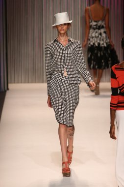 model yürür tracy reese pist