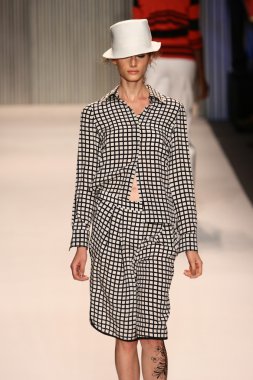 model yürür tracy reese pist