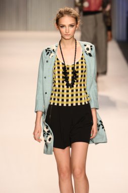 model yürür tracy reese pist