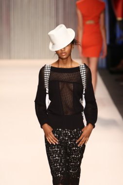 model yürür tracy reese pist