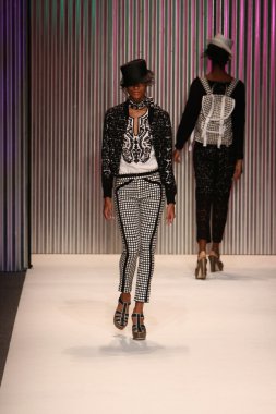 model yürür tracy reese pist