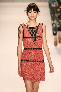 model yürür tracy reese pist