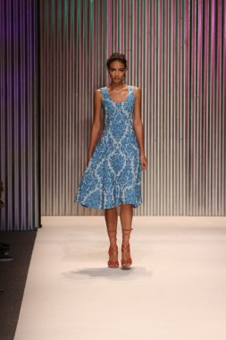 model yürür tracy reese pist