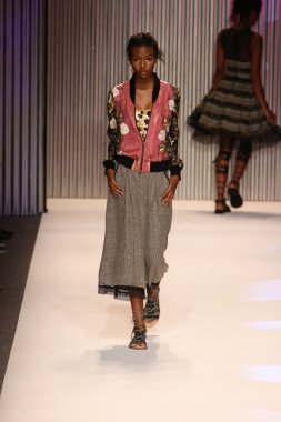 model yürür tracy reese pist