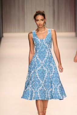 model yürür tracy reese pist