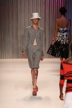 model yürür tracy reese pist