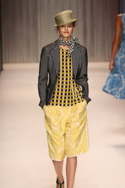 model yürür tracy reese pist