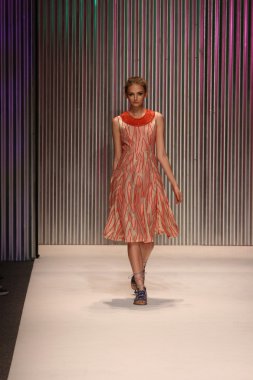 model yürür tracy reese pist