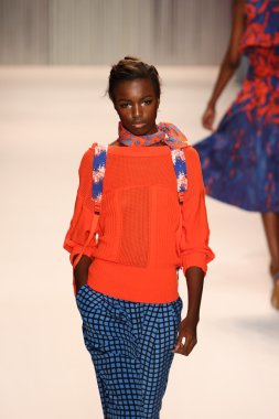 model yürür tracy reese pist