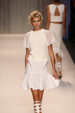 model yürür tracy reese pist