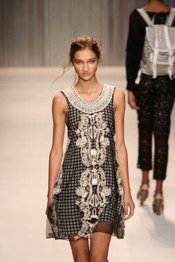 model yürür tracy reese pist