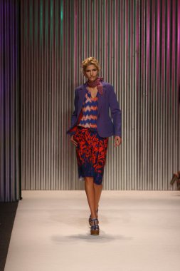 model yürür tracy reese pist