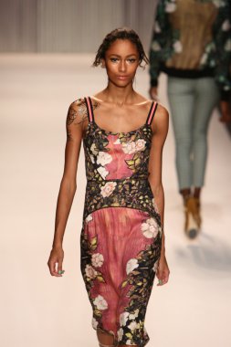 model yürür tracy reese pist