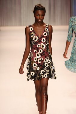 model yürür tracy reese pist