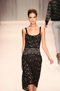 model yürür tracy reese pist