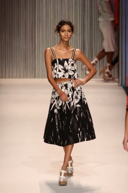 model yürür tracy reese pist