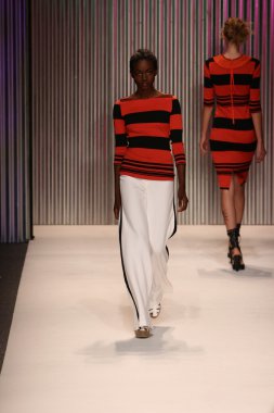 model yürür tracy reese pist