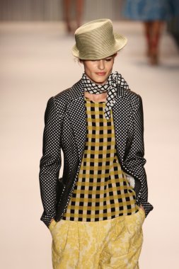 model yürür tracy reese pist