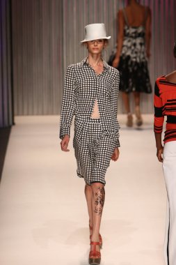 model yürür tracy reese pist