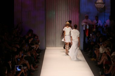 modelleri yürümek pist finale tracy reese defile