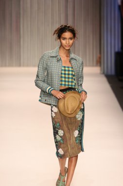 model yürür tracy reese pist