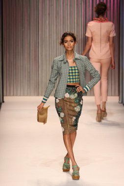 model yürür tracy reese pist