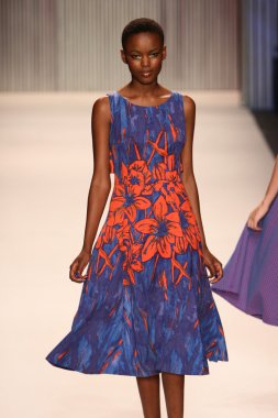 model yürür tracy reese pist