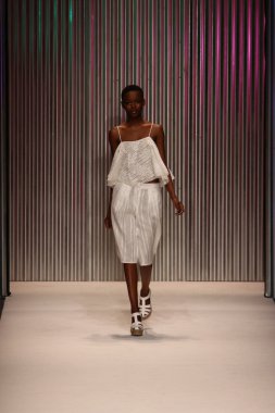 model yürür tracy reese pist