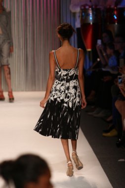 model yürür tracy reese pist