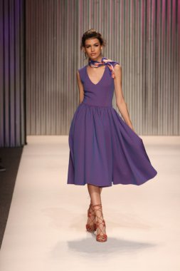model yürür tracy reese pist