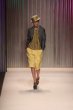 model yürür tracy reese pist