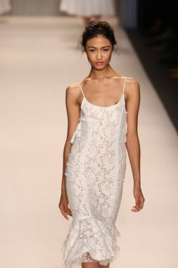 model yürür tracy reese pist