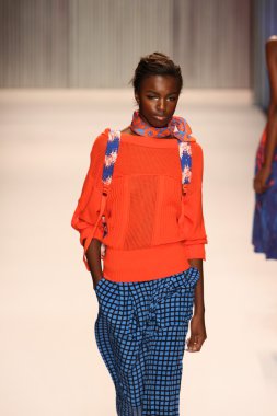 model yürür tracy reese pist