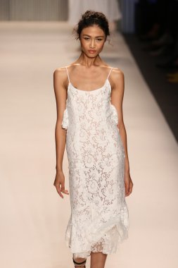 model yürür tracy reese pist