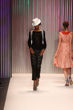 model yürür tracy reese pist