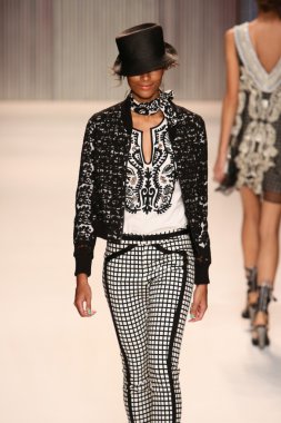 model yürür tracy reese pist