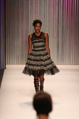 model yürür tracy reese pist