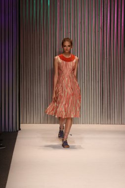 model yürür tracy reese pist