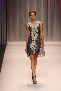 model yürür tracy reese pist