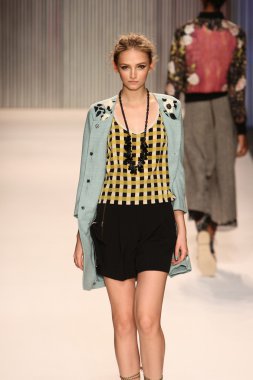 model yürür tracy reese pist