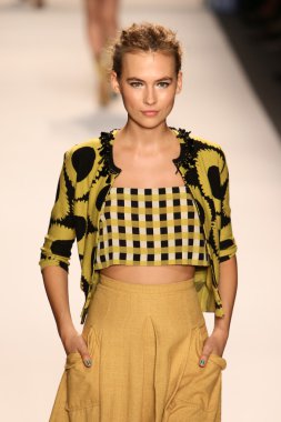 model yürür tracy reese pist