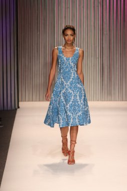 model yürür tracy reese pist