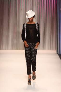 model yürür tracy reese pist