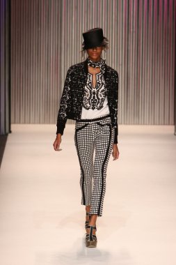 model yürür tracy reese pist