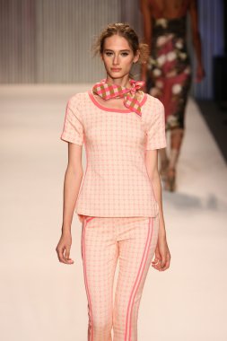 model yürür tracy reese pist